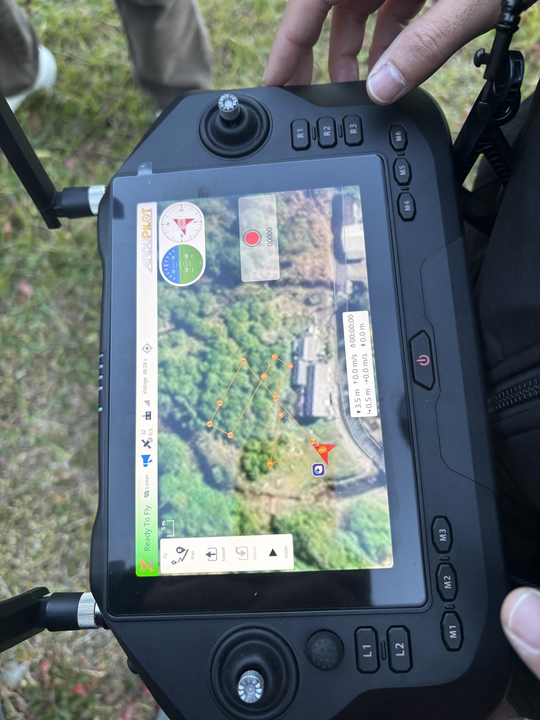 送信機の画面に表示された飛行ルート